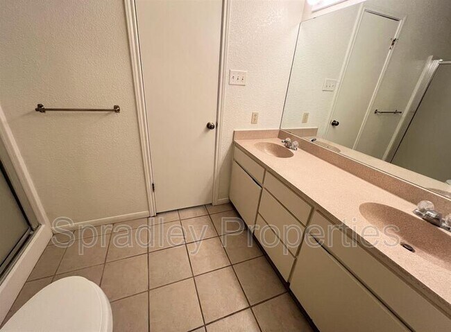 Foto del edificio - 406 N Loop 121