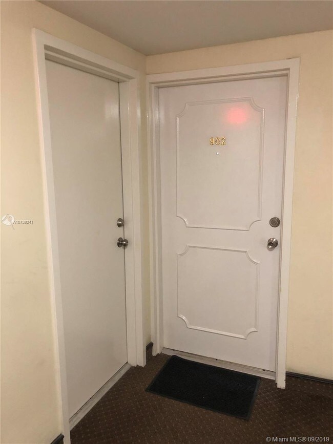 Building Photo - 999  Brickell Bay Dr  902 Miami FL 33131