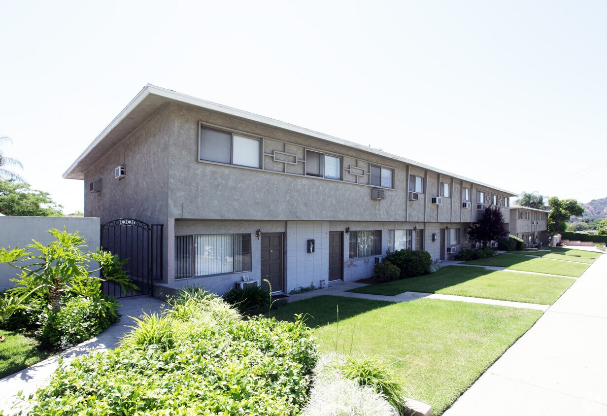 Primary Photo - Warwick Park Apartments