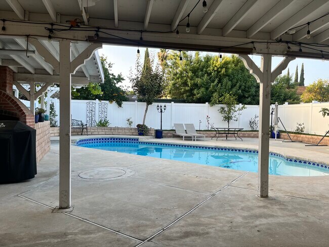 Piscina y patio - 19926 Cantara St