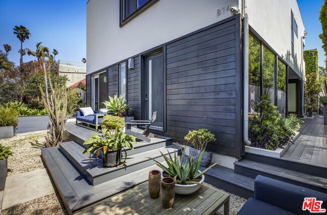 Foto del edificio - 814 Crestmoore Pl