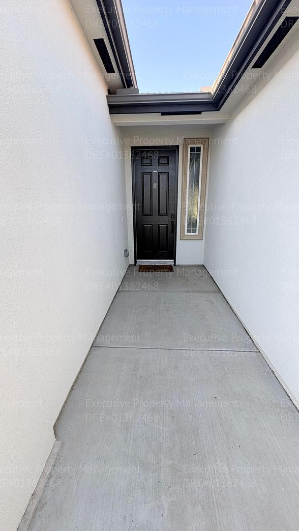 Building Photo - 3 bedroom 2 bathroom home located in a cul- de- sac in a Southwest Bakersfield neighborhood