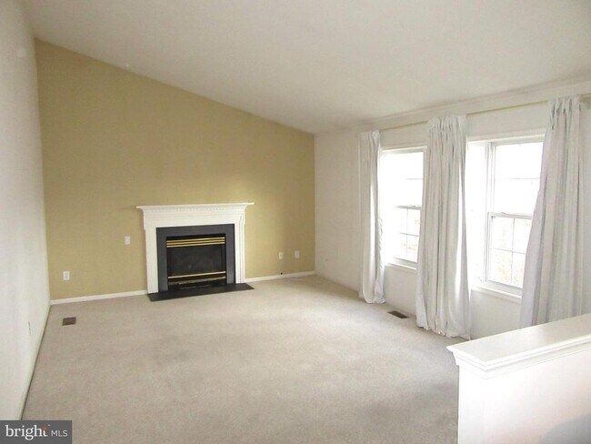 Building Photo - 201 Longmeadow Dr