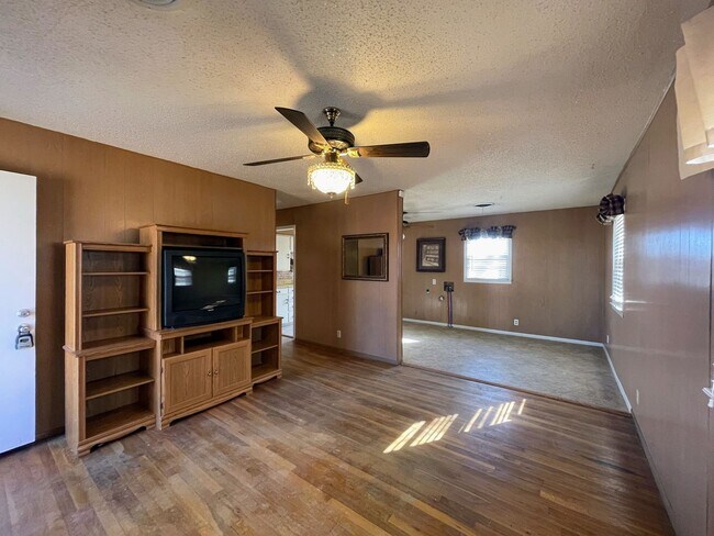 Foto del edificio - Move-In Ready 3-Bedroom Lamesa Home – Comfortable Classic Charm!