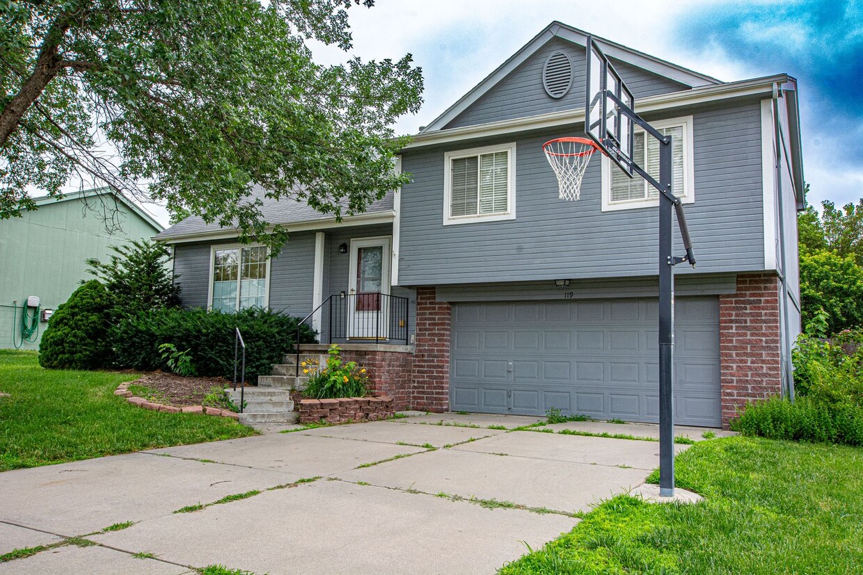 Primary Photo - Tri-Level 3 Bedroom / 2 Bath Home in Papil...