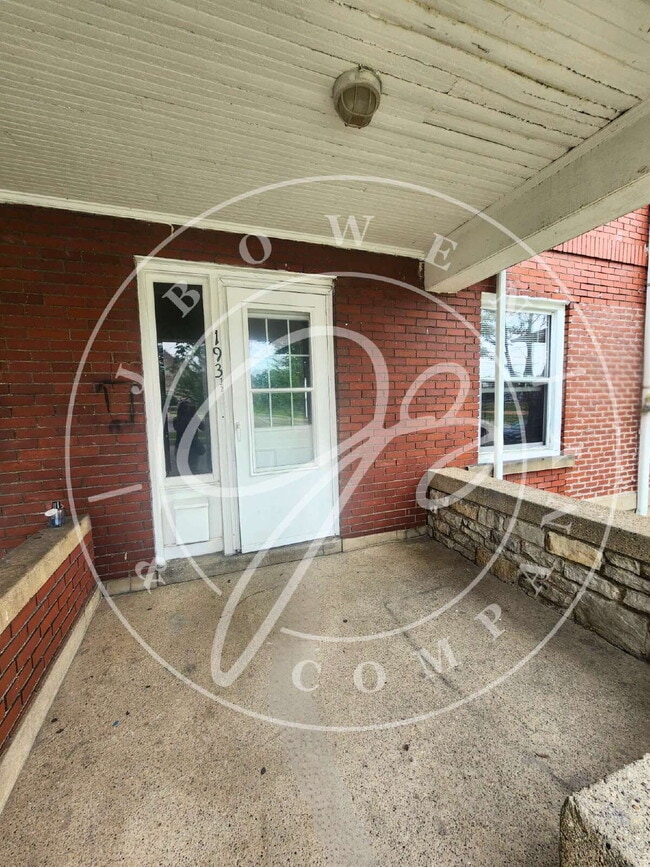 Building Photo - "Charming 2-Bedroom Townhouse on East Broa...