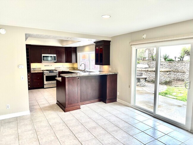 Building Photo - Large 5 Bedroom Single Family Home Near Da...