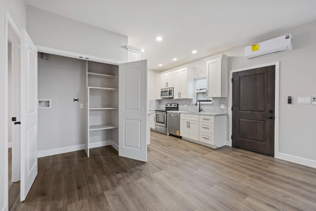 Building Photo - 619 S Sacramento St