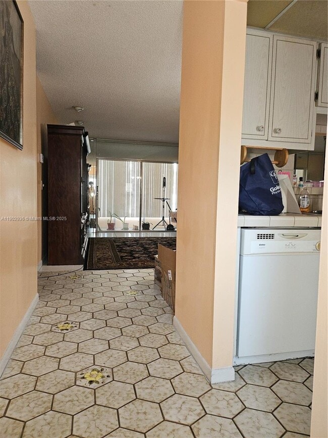 Building Photo - 5121 W Oakland Park Blvd
