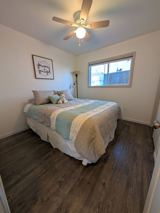 Foto del edificio - Large 5 Bedroom 2 Bath House - Pet-Friendly