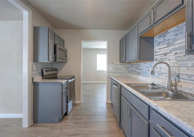 Building Photo - Updated 3 Bedroom Ranch
