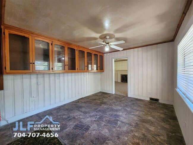 Building Photo - Sprawling 3 Bedroom/ 2.5 Bathroom Ranch in Charlotte!