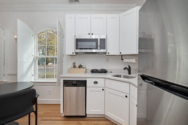 Building Photo - Beautiful 2 bedroom 1 bath mother-in-law s...