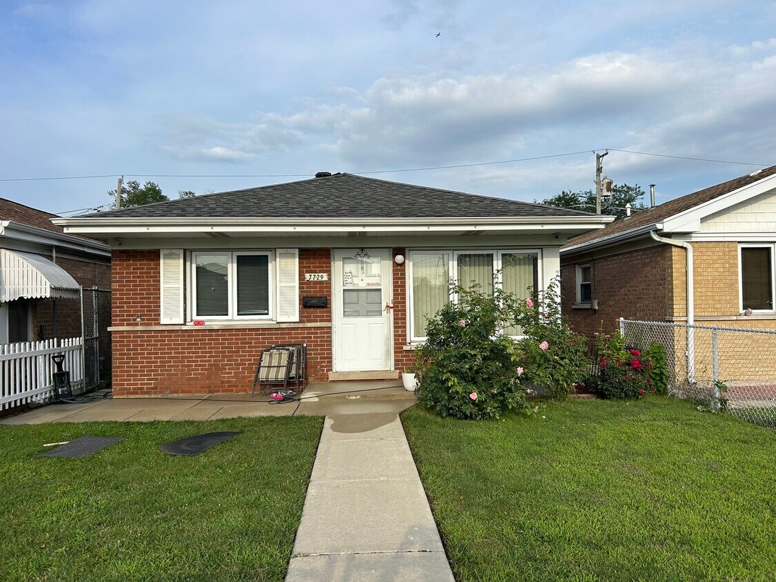 Foto principal - 7729 Central Ave