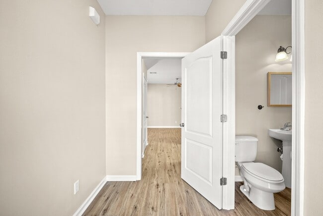 Building Photo - 833 Arbor Lake Dr