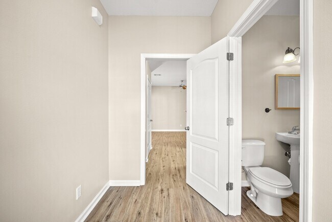 Foto del edificio - 833 Arbor Lake Dr