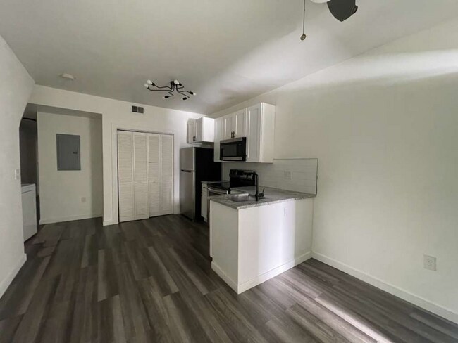 Building Photo - 6145 Lansdowne Ave