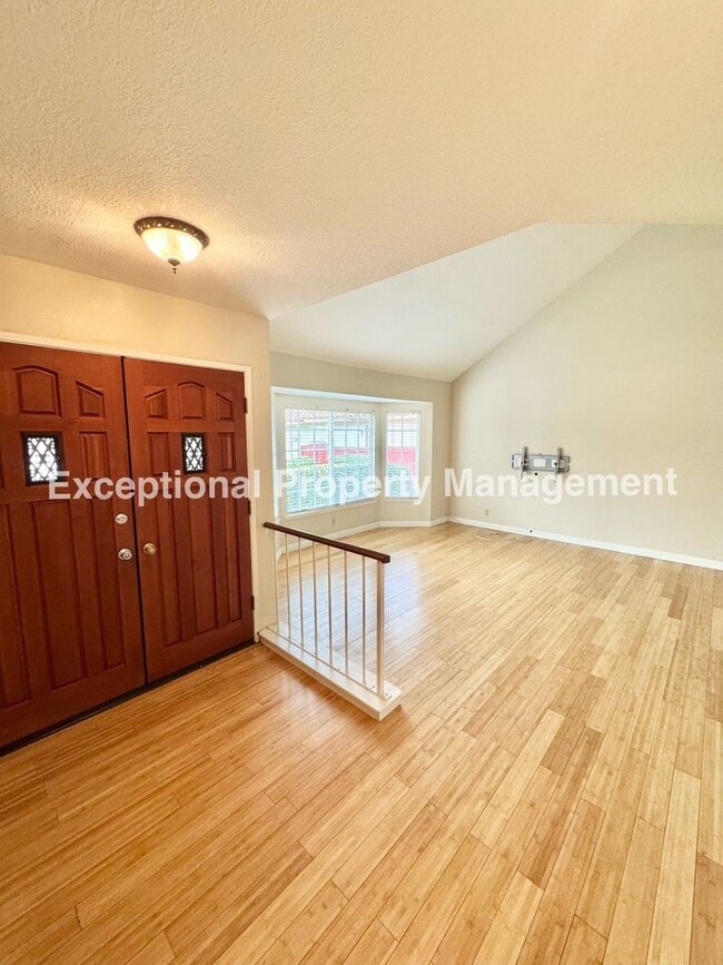 Foto del edificio - Move in ready 4 bed 3 bath home with 1 bed...