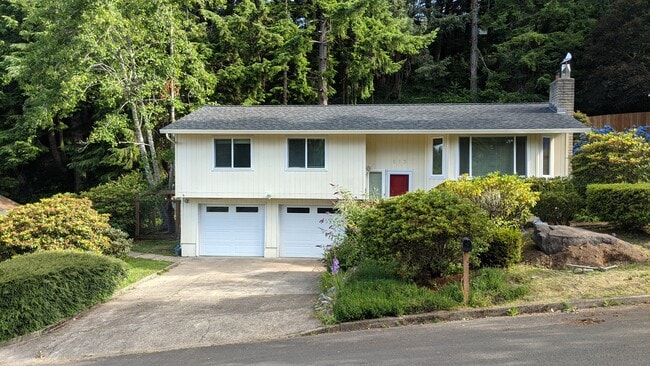 Building Photo - 913 NE Lakewood Dr