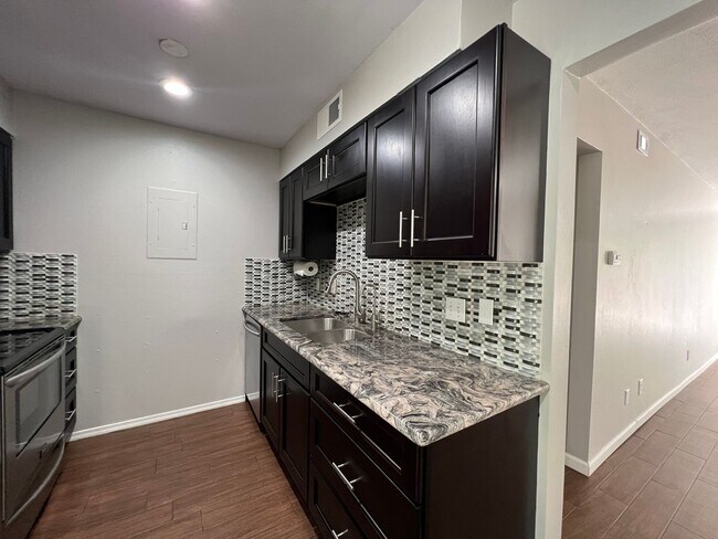 Building Photo - Ridglea4004 #203 ***MAINTENANCE-HOA***