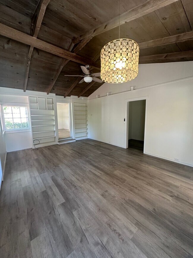 Building Photo - 2 Bedroom Charming Montecito Cottage Avail...