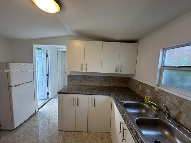 Foto del edificio - 2430 NW 26th St