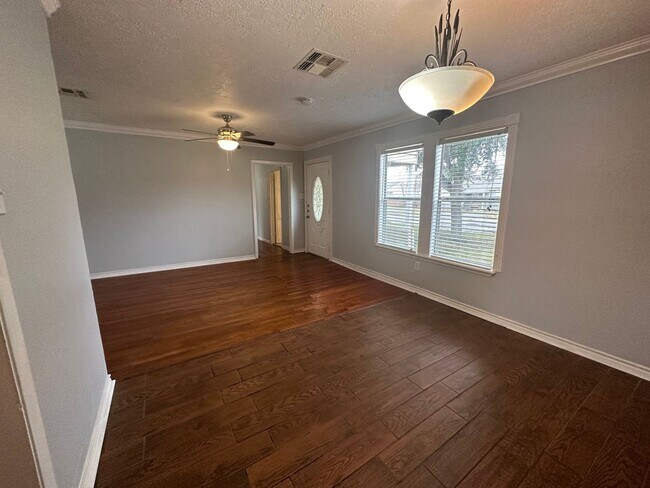 Building Photo - 3 br, 1 bath House - 721 Texas Avenue