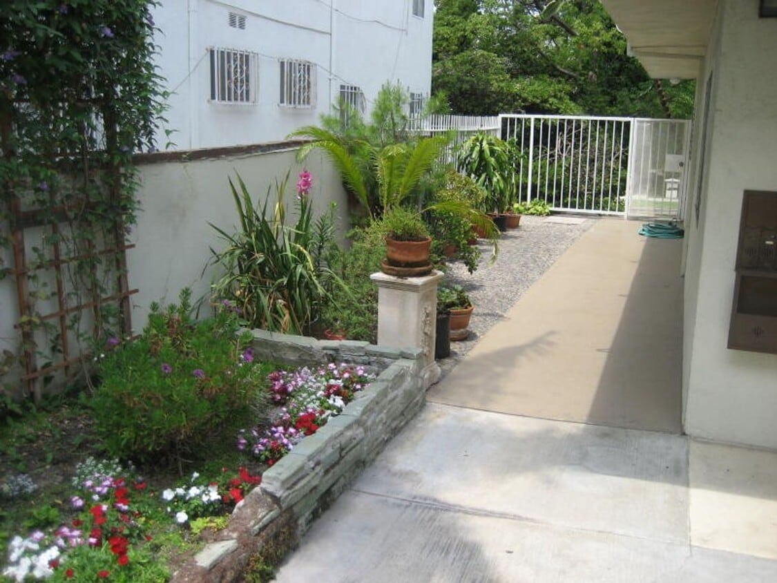 Foto del edificio - 744 S.Windsor Blvd. - just south of Wilshire Blvd.