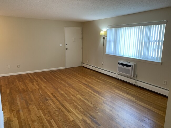 Vista de la sala de estar a la entrada. - 37 Robbins Ln