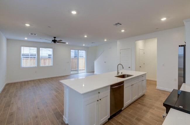 Foto del edificio - 905 Plum Tree Ave