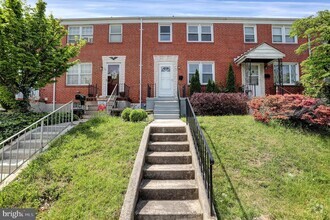 Building Photo - 1737 Weston Ave