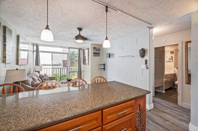 Building Photo - Kaneohe 2 BD 1 BA Condo with Pool!