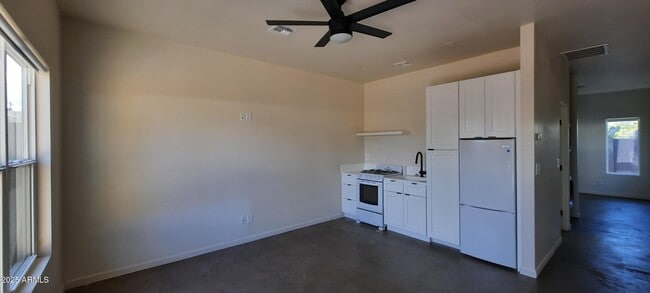 Building Photo - 1420 E Almeria Rd