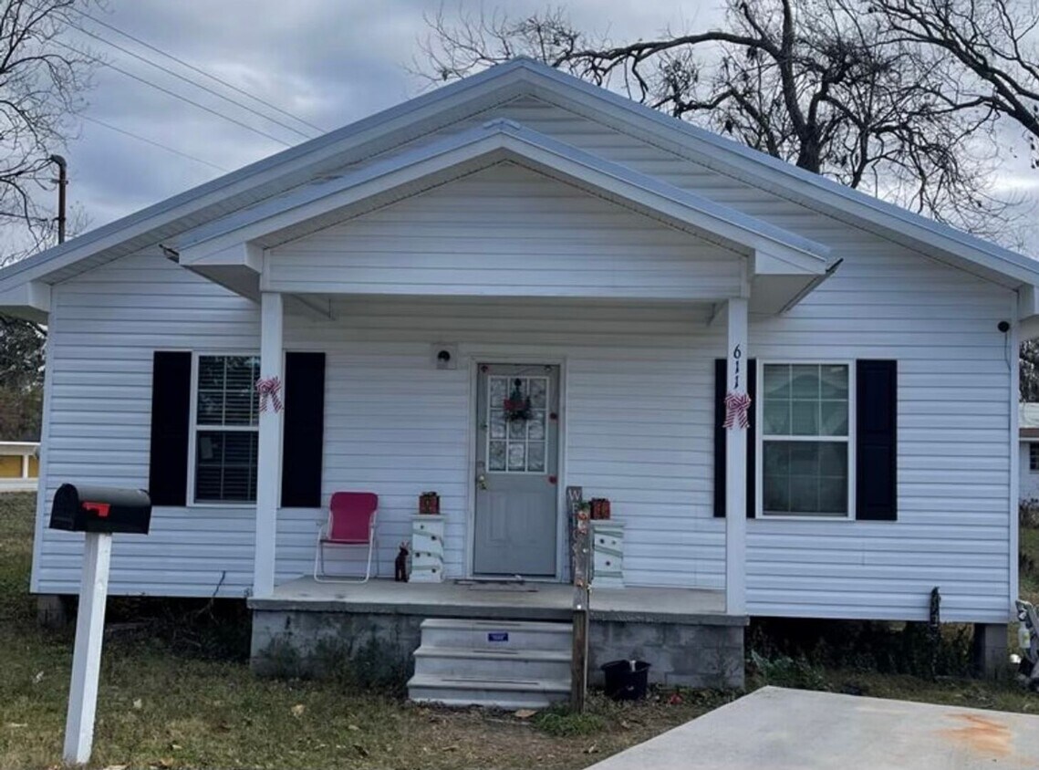 Foto principal - 2 BED/1 BATH HOUSE