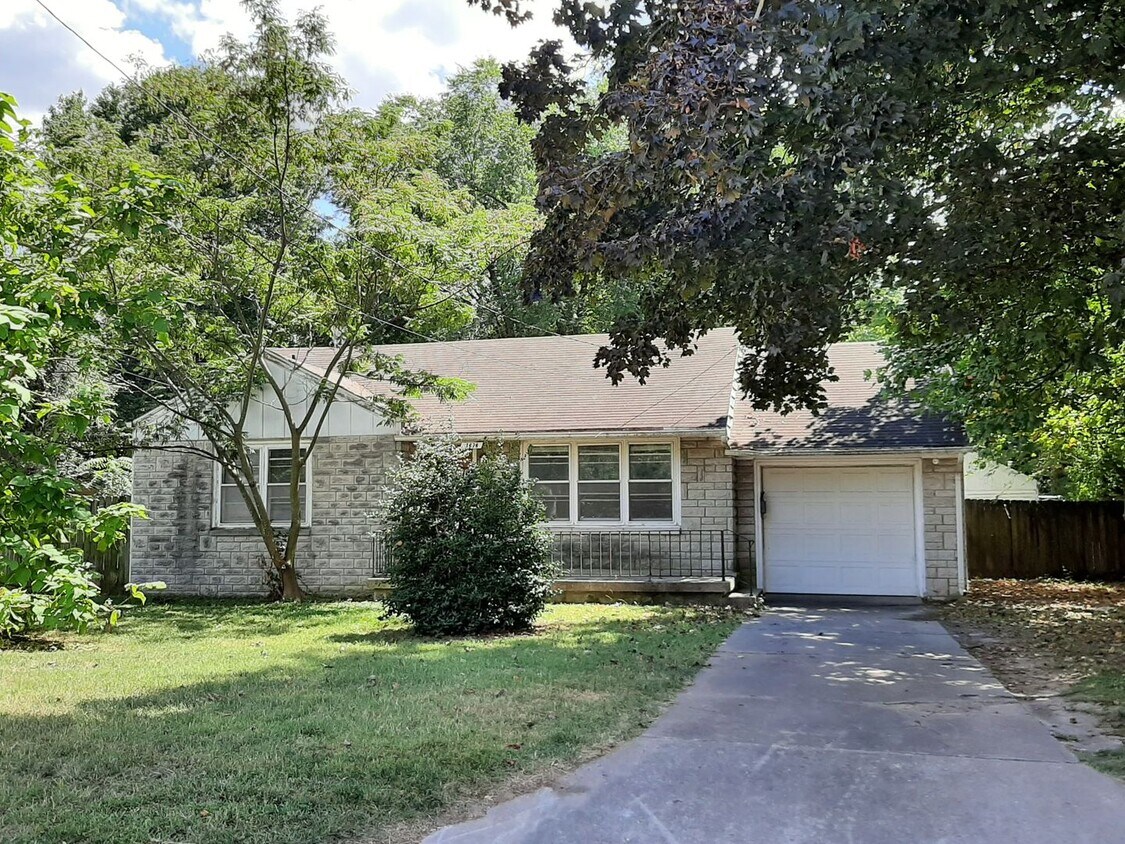 Foto principal - Very cute 2 Bedroom home on a corner lot f...