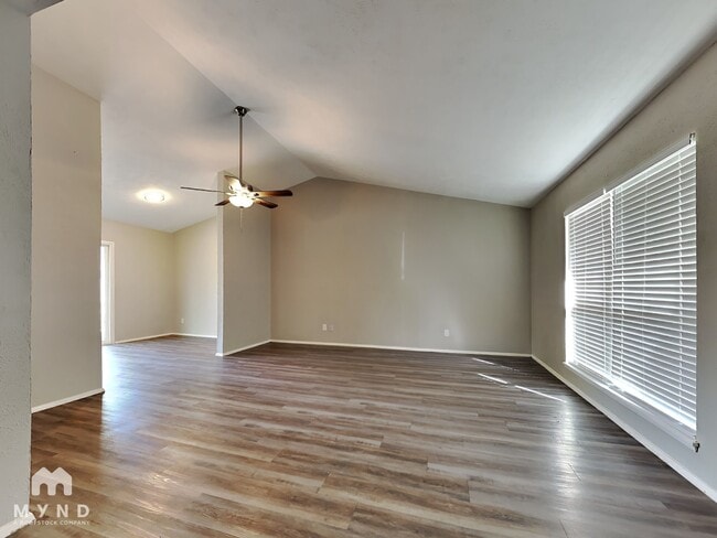 Building Photo - 2822 Canary Ln