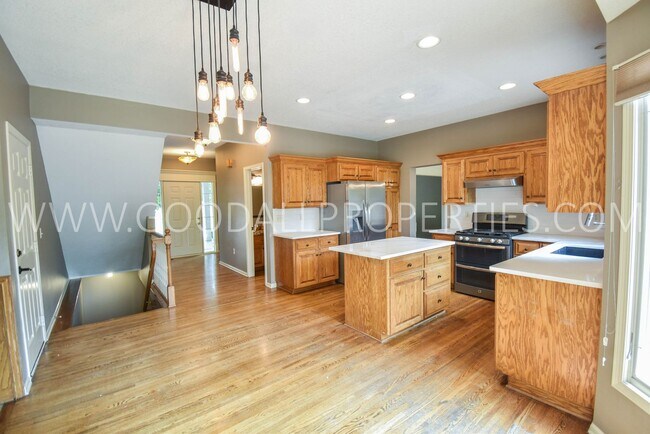 Building Photo - 5 Bedroom 4 Bath Home in Desirable West De...