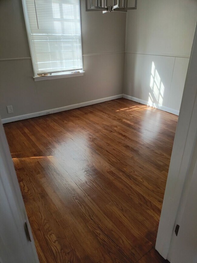 Building Photo - Adorable 3 bedroom, 1 bath home in the Mac...