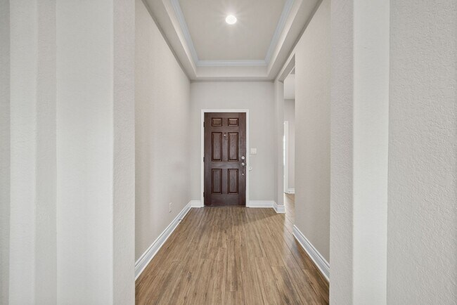 Building Photo - Charming Home Awaits: Spacious & Modern Li...