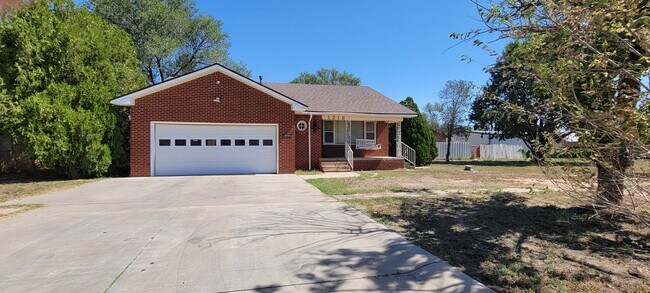 Building Photo - CLASSIC HOME WITH BASEMENT AND HARDWOOD FL...