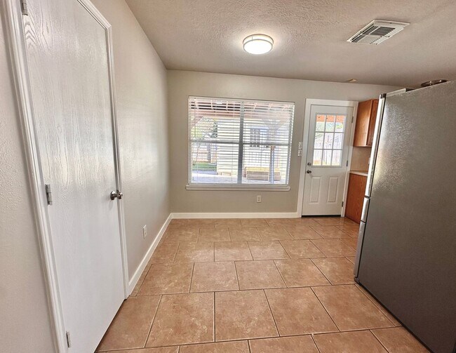 Foto del edificio - Beautiful & Eco-Friendly 4-Bedroom Home in...