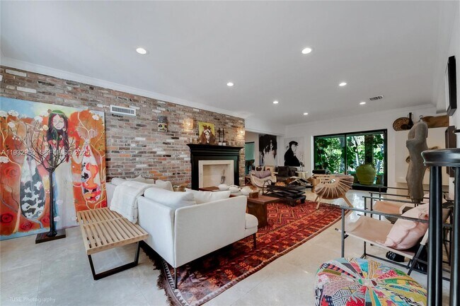 Foto del edificio - 10700 Old Cutler Rd