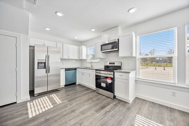 Foto del edificio - Charming 3 Bed, 2.5 Bath Duplex – Your Ide...