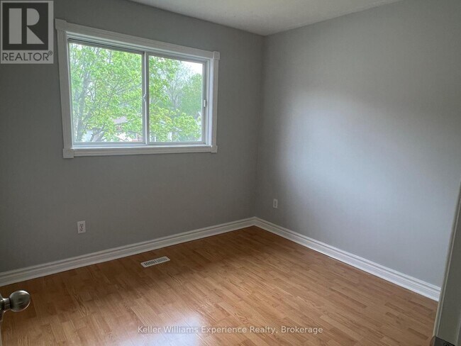 Building Photo - 807 Birchwood Dr