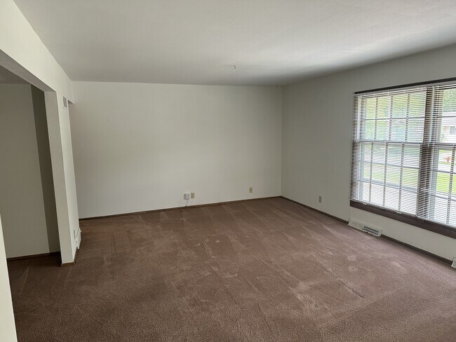 Sala de estar - 1331 Martha Washington Dr