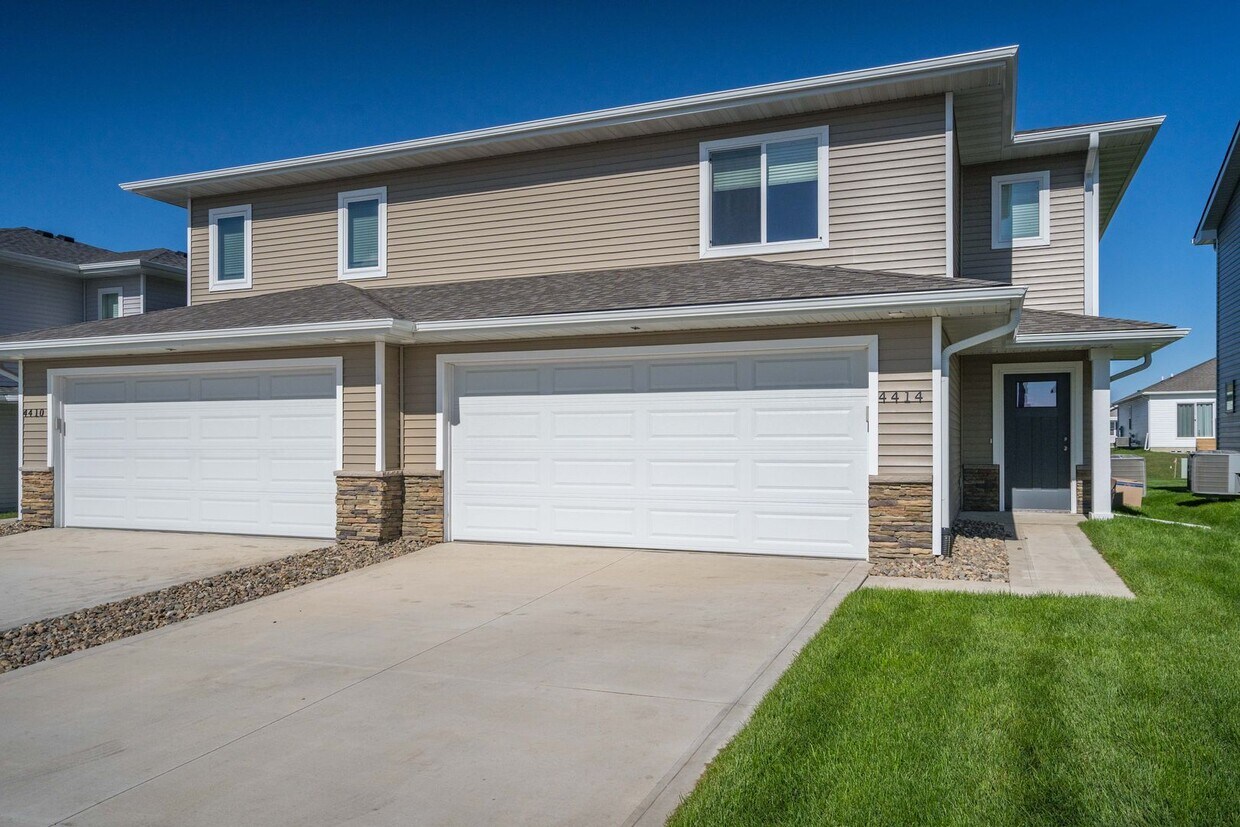 Foto principal - 3 Bedroom Two Story Twinhome for Rent!