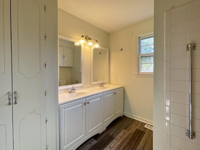 Foto del edificio - 597 N Forest St