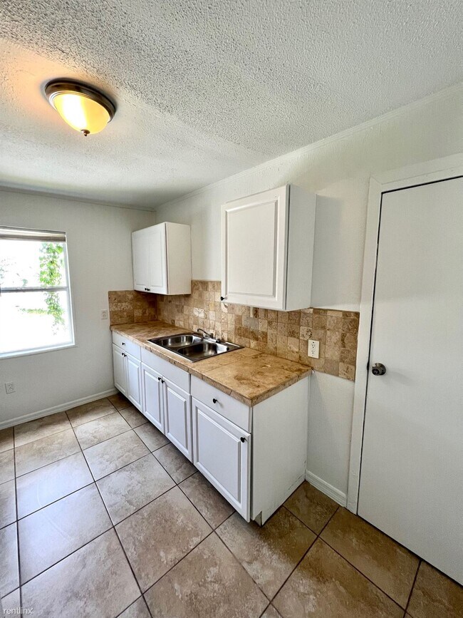 Building Photo - 2 br, 1 bath Duplex - 1932 Harvester St Un...