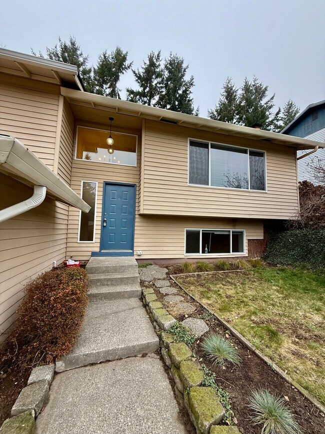 Building Photo - Very Spacious 4 bedroom Remodeled Split Le...