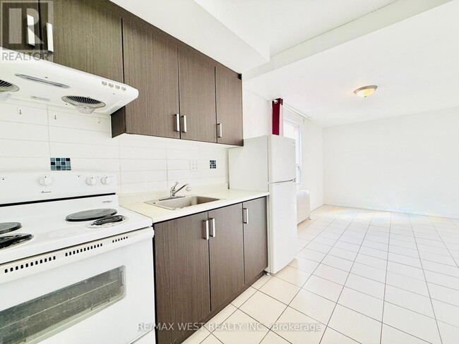 Photo du bâtiment - 6L-672-676 SHEPPARD Ave